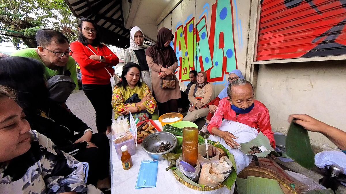 Indonéská babička už 60 let připravuje na ulici své pochoutky. Lidé na ně ve frontě čekají i hodiny